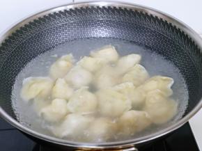 待水烧开后，下水饺，煮熟捞出。