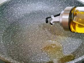 平底锅中加入食用油。