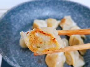 小火煎至底部金黄，可以根据个人喜欢，我家宝贝不太喜欢过硬的，所以我煎的火轻。