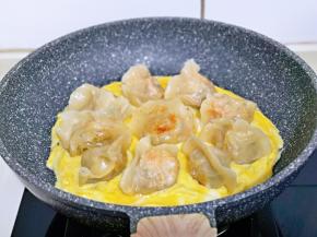 倒入打散的蛋液，小火慢煎至蛋液凝固。