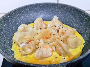 撒上熟黑芝麻，阿根廷红虾仁碎。