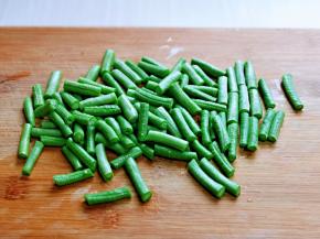 长豇豆洗干净，切段。