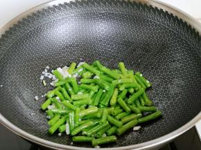 加入焯水的豇豆煸炒。