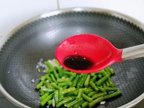 再加入1小勺生抽。