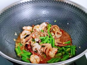 再倒入煸炒过的虾仁，小八爪鱼，快速翻炒关火出锅。