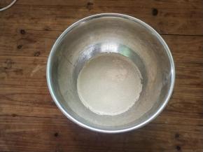 温水酵母放入碗中混合，放置几分钟，让他自然溶解