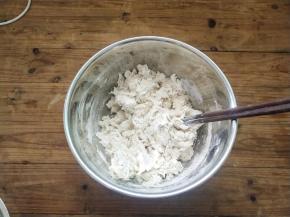 用筷子搅拌成絮状，再用手和成团