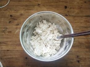 用筷子搅拌成絮状，再用手和成团