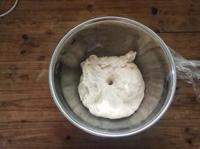 盖上保鲜膜，让它发酵至两倍大，用手戳个小孔，不会回缩，撕开里边有明显蜂窝状