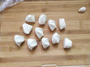 将发酵好的面团排气，搓成长条，再切成小段