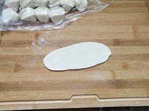 撒上少许干粉防粘，擀成长片
