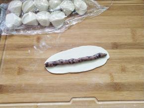 挤上豆沙，这个豆沙是小圆自制的啊，比较粗燥，好处就是，甜度可以自己调整