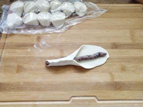 将两边收口捏紧，就形成了一个小长条