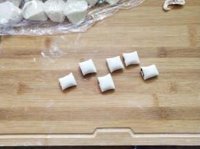 切成小段，迷你豆沙的生胚就做好了