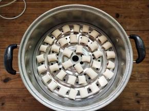 把它放入蒸锅，盖上盖子，放至15分钟，这个天气温度还是比较高的，如果是冬天的话，是要再次发酵至两倍大的