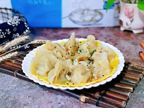 一杯牛奶＋蛋抱萝卜红虾仁水饺，营养均衡，能量满满一整天。