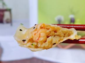 皮薄馅大，每个水饺里都有一个好大的红虾仁。