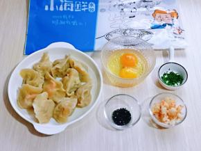 鸡蛋磕入碗中，小葱切碎，阿根廷红虾仁切碎。