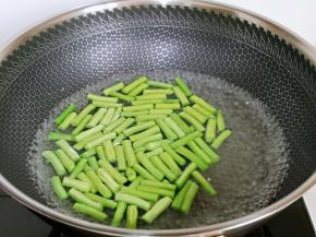 将长豇豆焯水，滴几滴食用油大火煮2分钟，捞出过凉水。(豇豆一定要炒熟后才能食用，大家应该都知道吧！）^_^