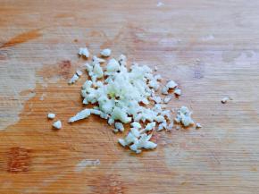 大蒜去皮切碎。