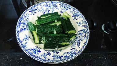 青瓜切段拍碎放入盘子里