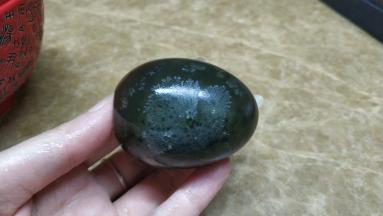 皮蛋去壳