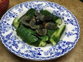 将皮蛋切块放青瓜面