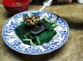 将混合调料倒入皮蛋青瓜里