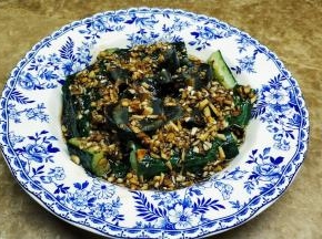 然后放入冰箱冷藏，吃时拿出