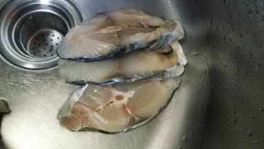 鱼扒从冰箱拿出室温解冻，清洗干净