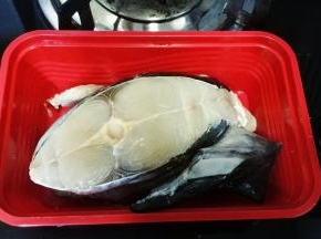 用厨房纸吸干水份，放入盐腌20分钟，20分钟后用水冲掉盐巴，再用厨房纸吸干水份。