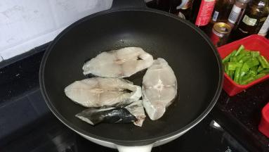 锅里热油，放入鱼扒先大火快速将两边煎封