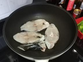 锅里热油，放入鱼扒先大火快速将两边煎封