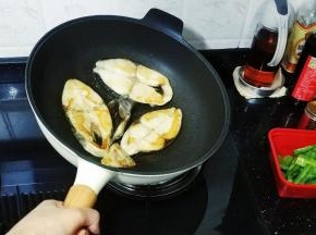 再转中火煎至两边金黄，用手拿起锅左右转动，让鱼扒受热均匀