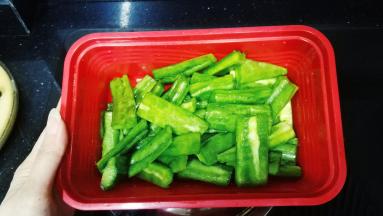 苦瓜处理好，用盐腌20分享