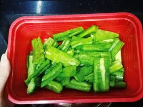 苦瓜处理好，用盐腌20分享