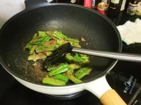 锅里热油倒入苦瓜翻炒到8成熟，再放入鱼籽（没可不放，也可以放橄榄菜）