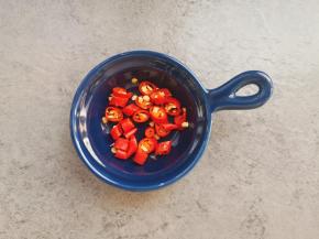 小米辣切小圈圈。