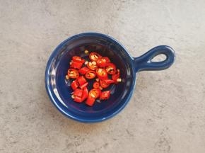 小米辣切小圈圈。