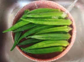 秋葵冲洗干净。