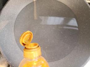 锅中倒水，加入少许盐，食用油烧开。