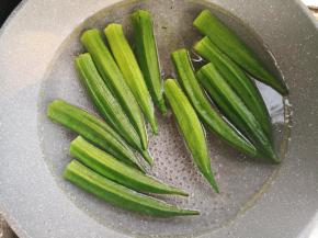水开后放入秋葵，煮3分钟时间根据秋葵的大小适当调整。