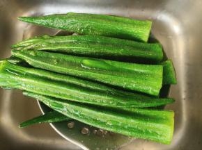 捞起后过凉水，再控干水分。