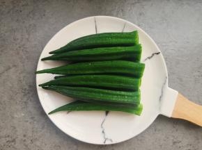 摆入盘中。