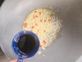 倒入生抽，小火炒匀。