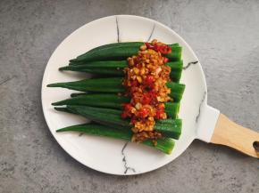 淋在秋葵上即可。