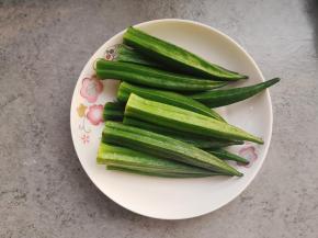 秋葵头部切掉。