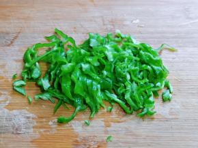 青椒洗干净，去籽，去根，切丝。