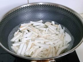 锅中加入水烧开，将杏鲍菇丝倒入沸水中，大火煮2-3分钟。