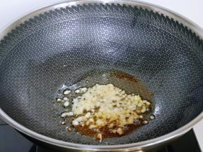 锅底留油，加入蒜末炒香。